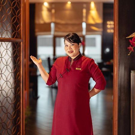 Sofitel Cairo Downtown Nile Hotel Exterior foto A hotel hostess in Vietnam