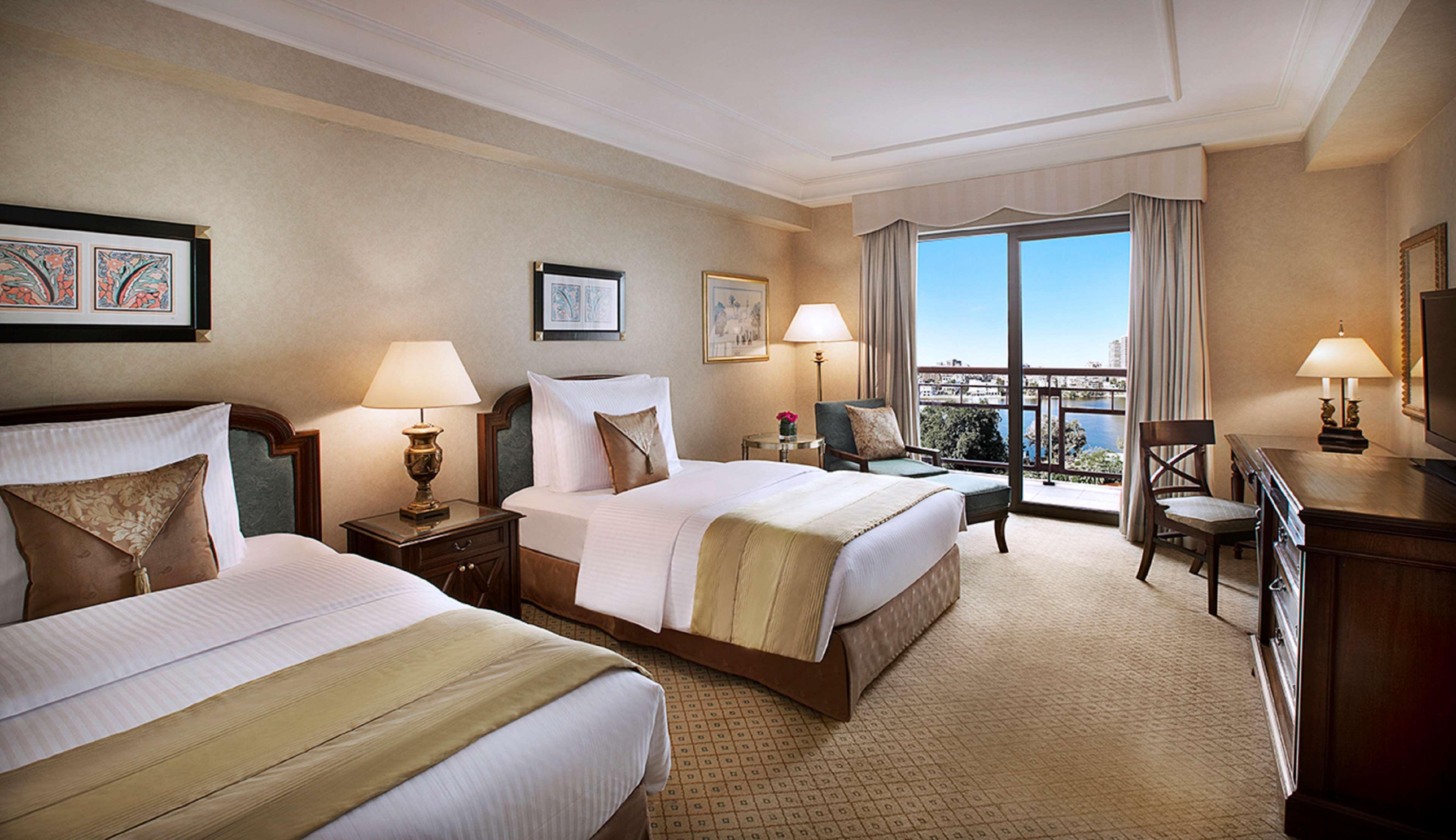 Sofitel Cairo Downtown Nile Hotel Exterior foto A guest room at the Conrad Hilton Cairo