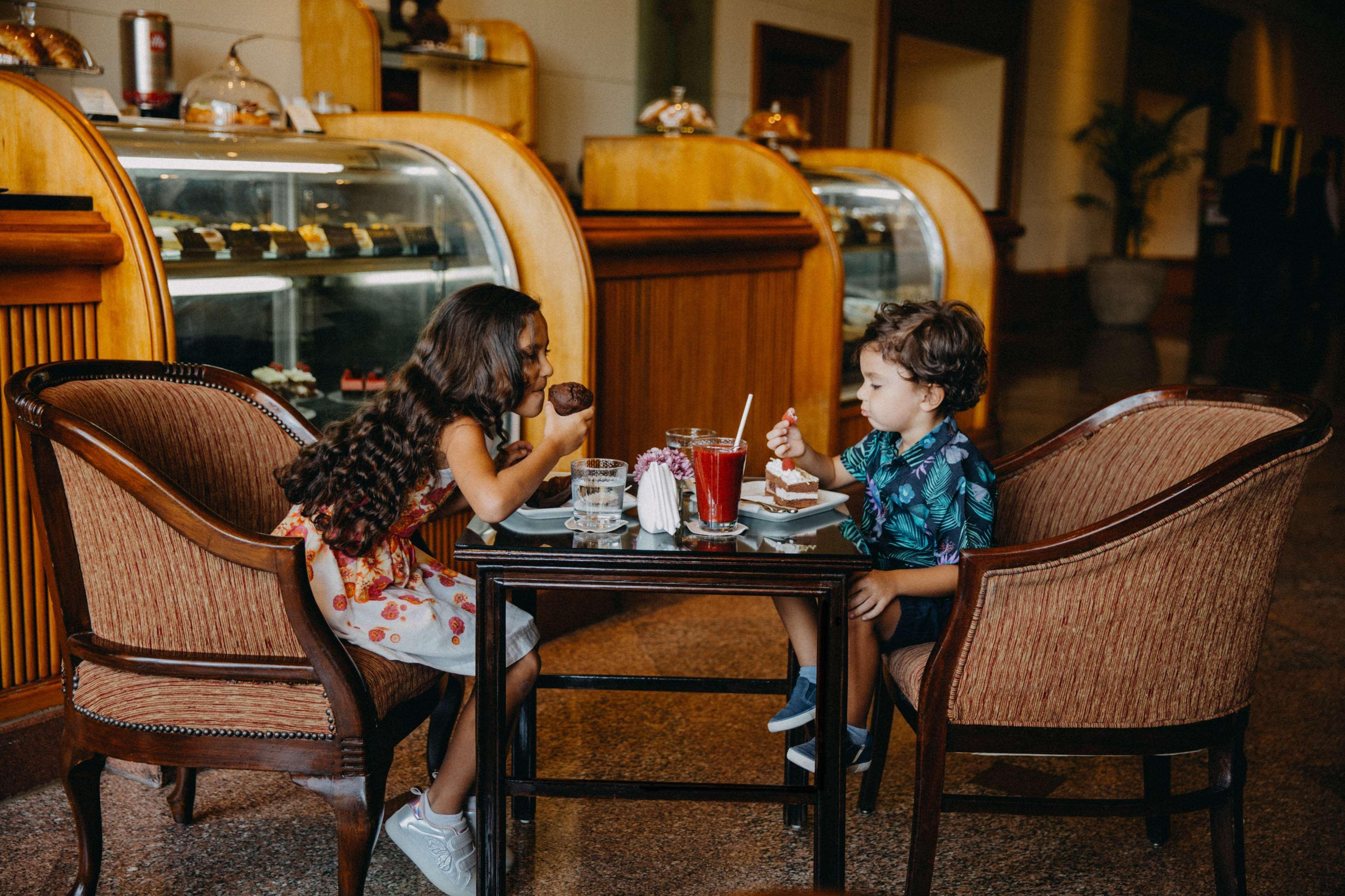 Sofitel Cairo Downtown Nile Hotel Exterior foto Children eating at a restaurant