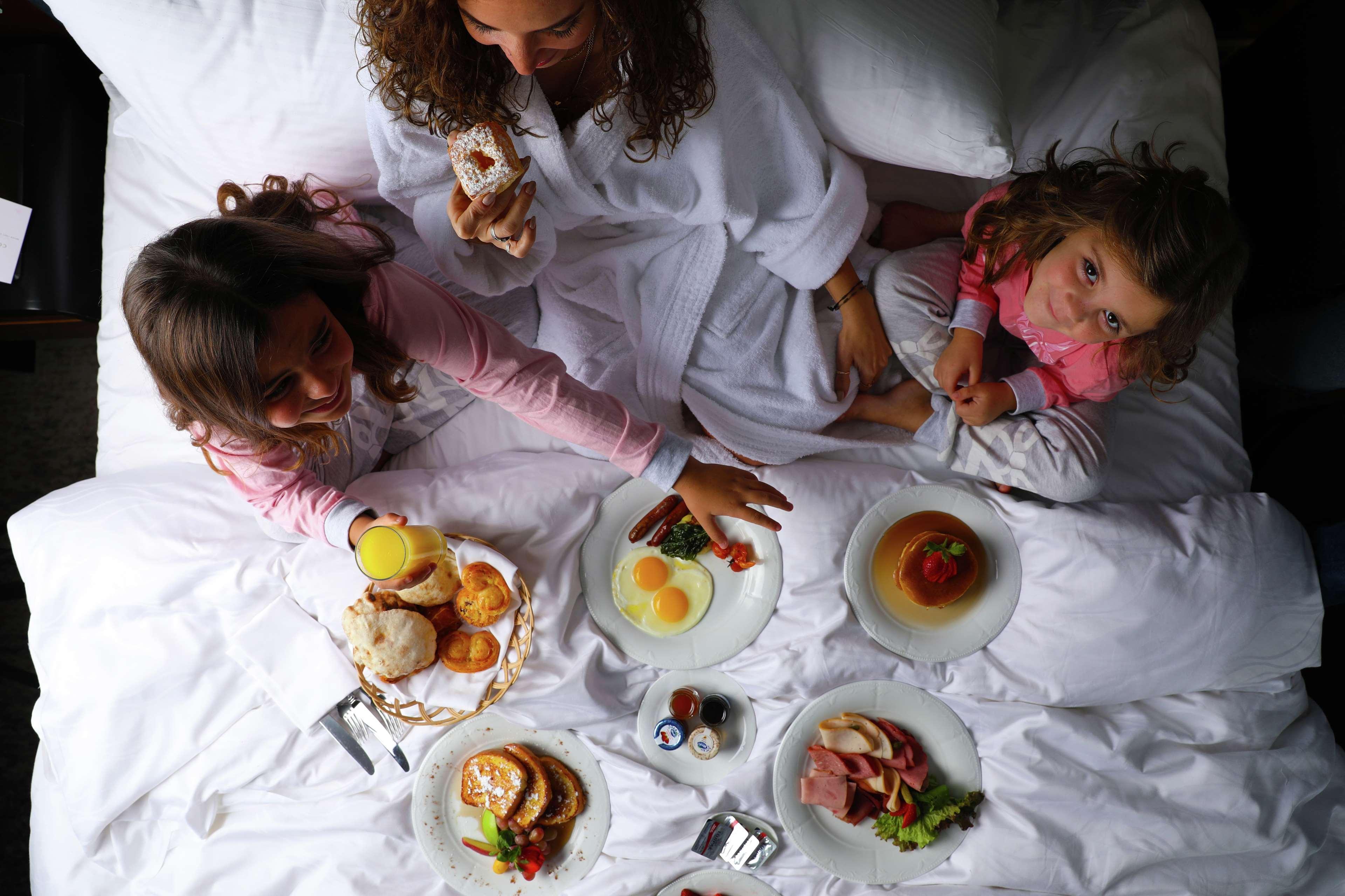 Sofitel Cairo Downtown Nile Hotel Exterior foto A family breakfast