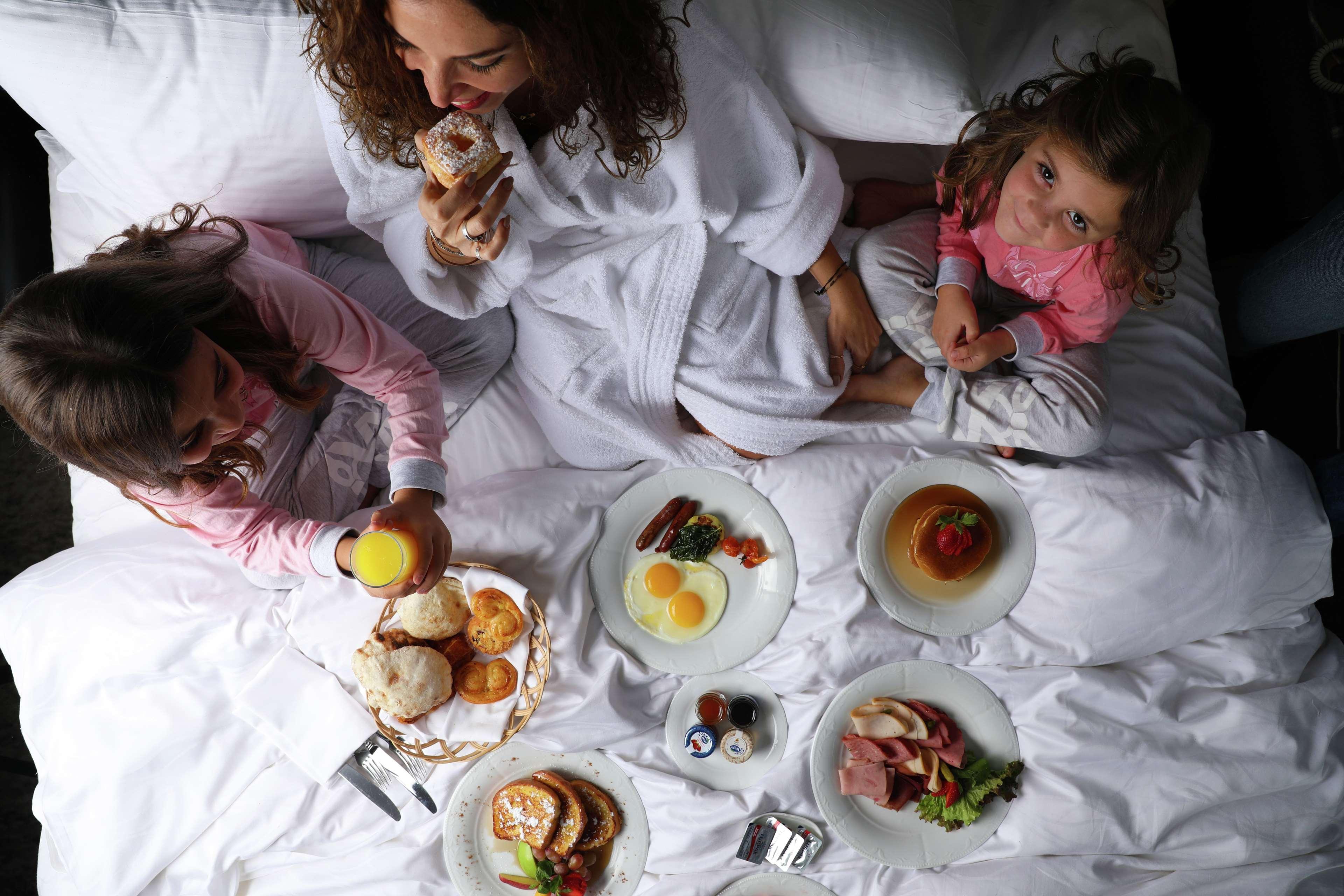 Sofitel Cairo Downtown Nile Hotel Exterior foto A family breakfast in bed