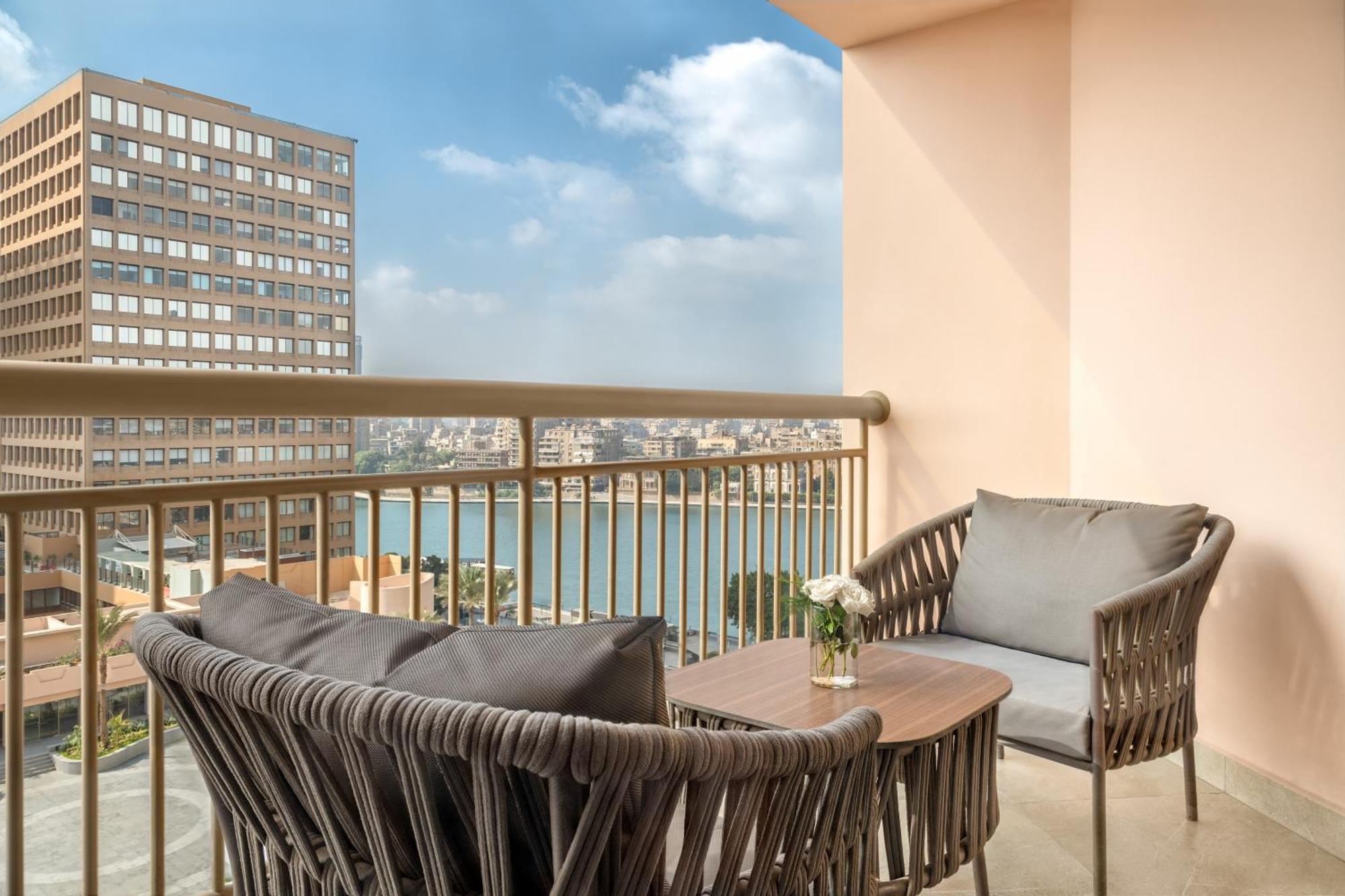 Sofitel Cairo Downtown Nile Hotel Exterior foto Balcony