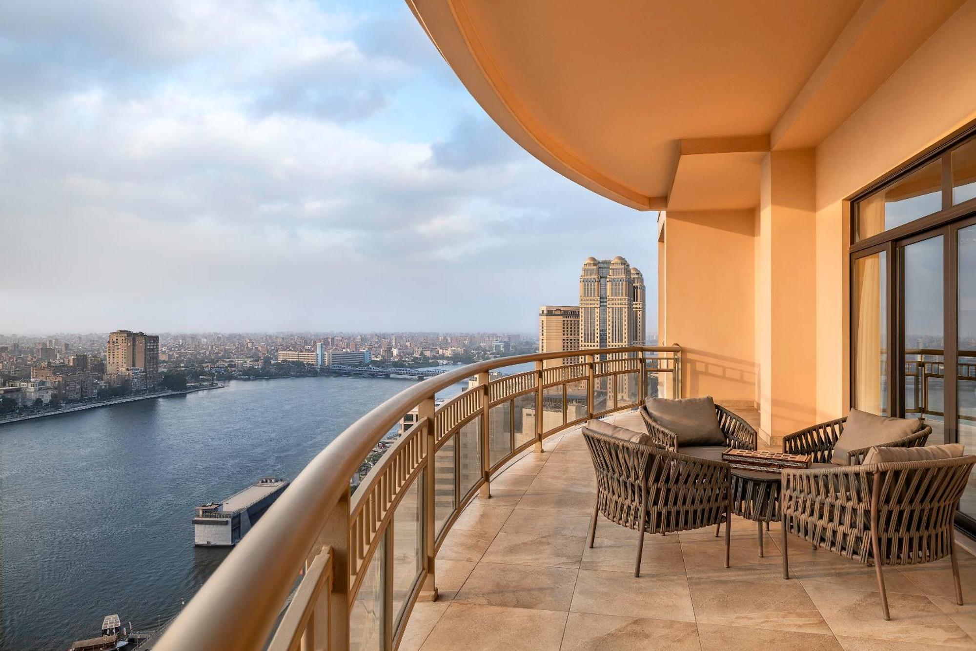 Sofitel Cairo Downtown Nile Hotel Exterior foto View from the balcony of a suite at the Four Seasons Hotel, Cairo